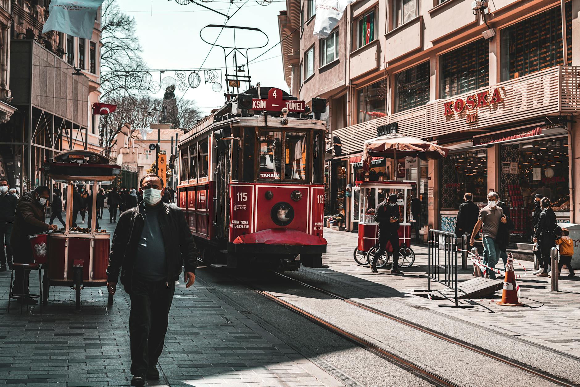 Czerwony tramwaj na zatłoczonej ulicy handlowej w Stambule