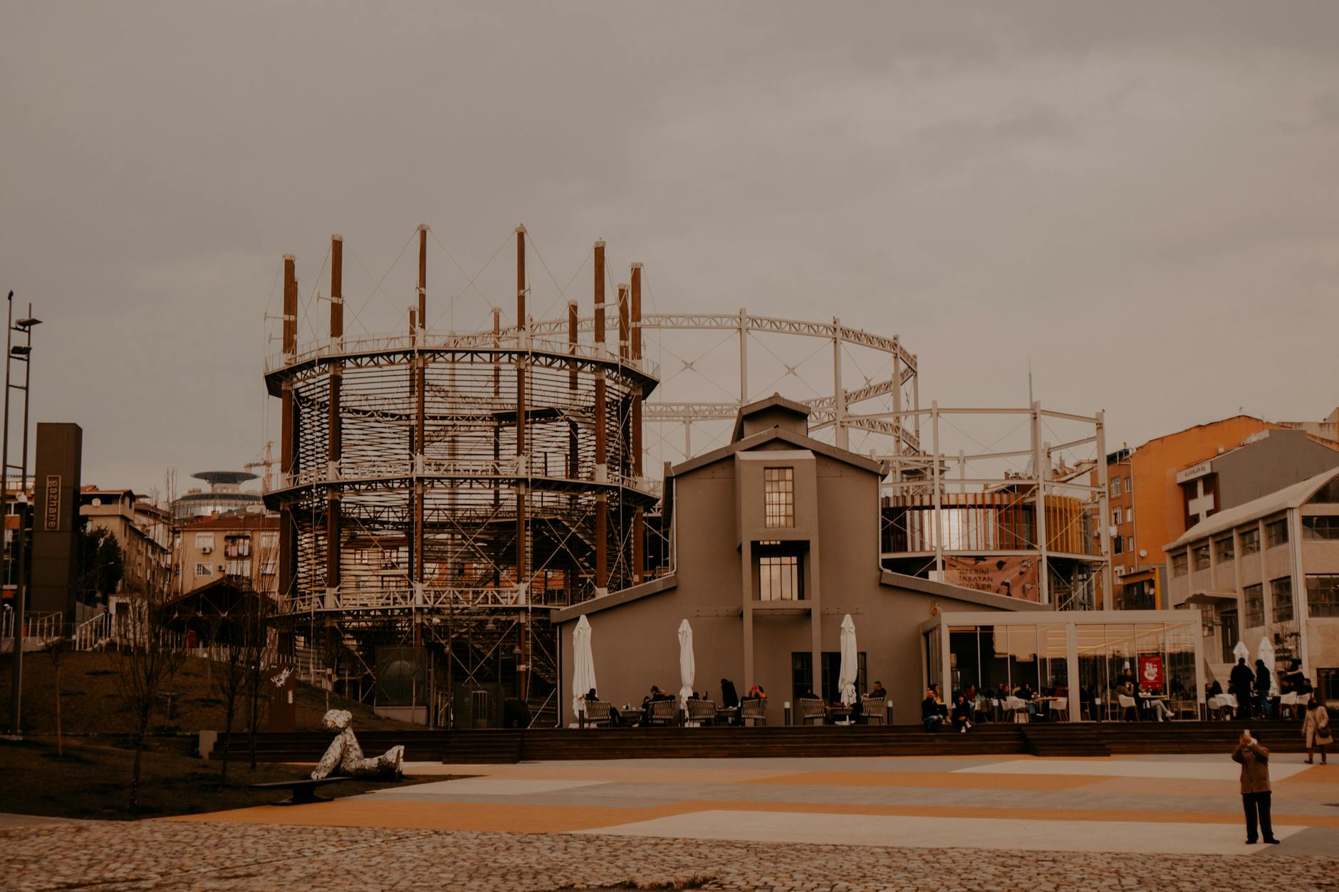 Industrialny budynek w miejskim krajobrazie Stambułu