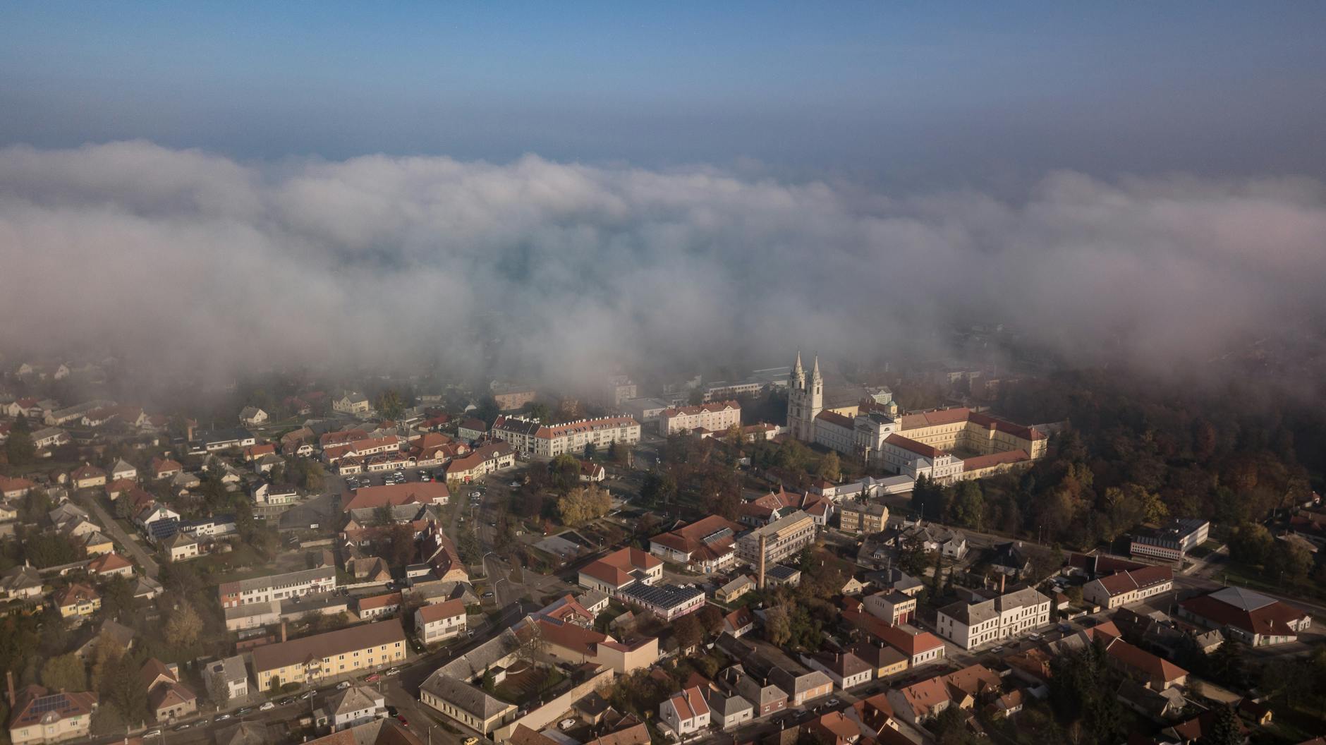 Szentendre: artystyczne miasteczko pod Budapesztem na popołudnie Mgliste miasto Zirc na Węgrzech widziane z lotu ptaka