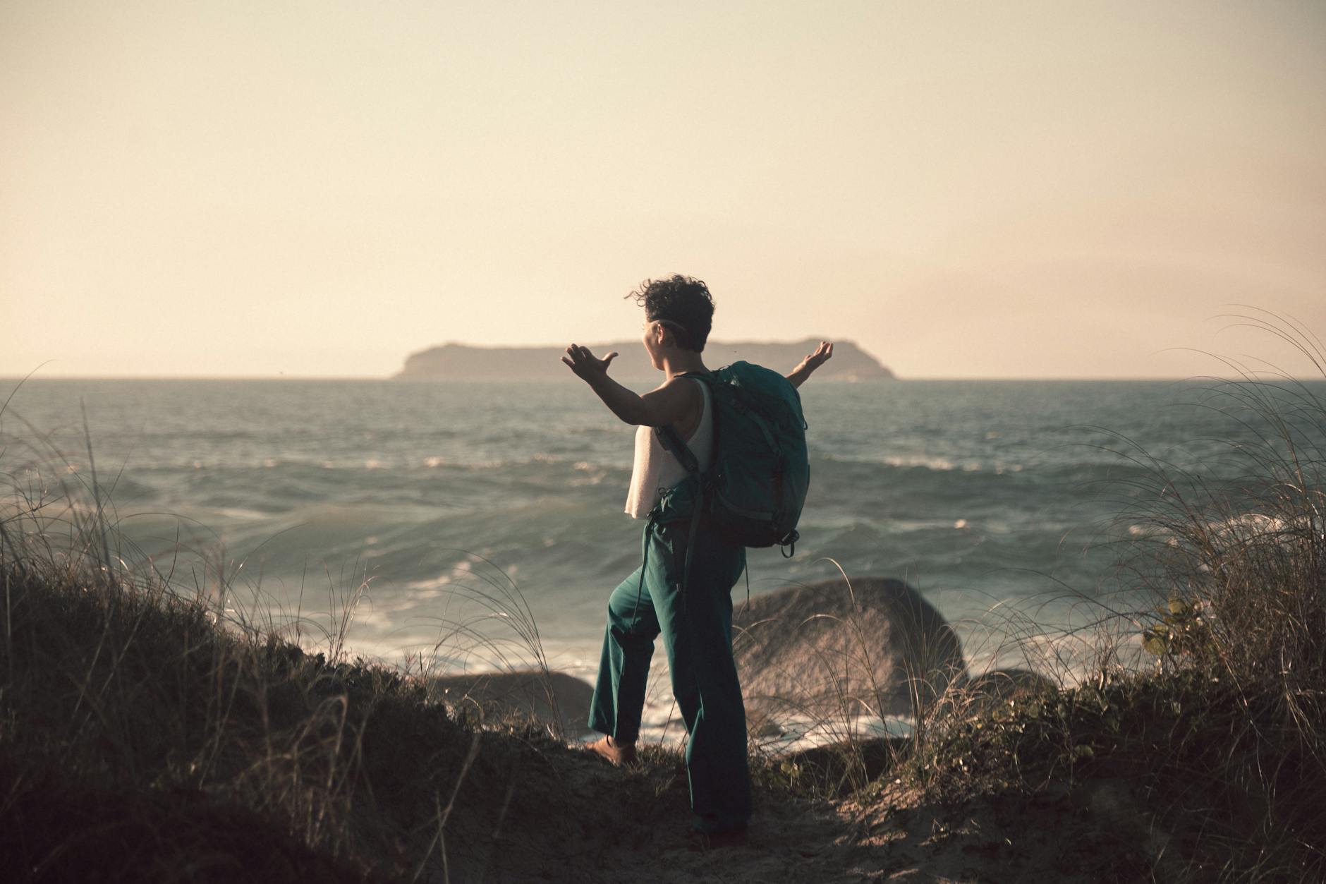 Plecakowicz nad oceanem w Florianópolis w Brazylii