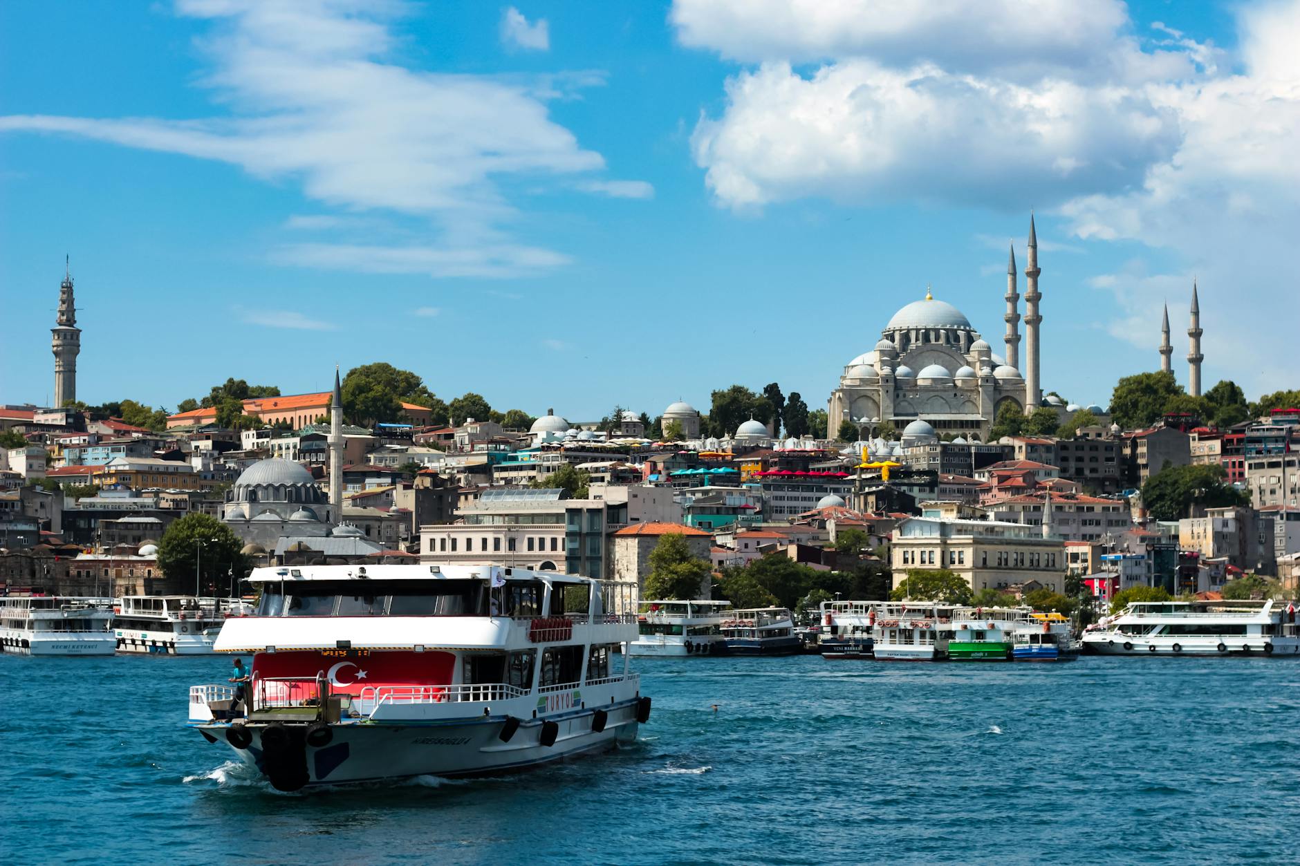 Prom po Bosforze na tle meczetu i błękitnego nieba w Stambule