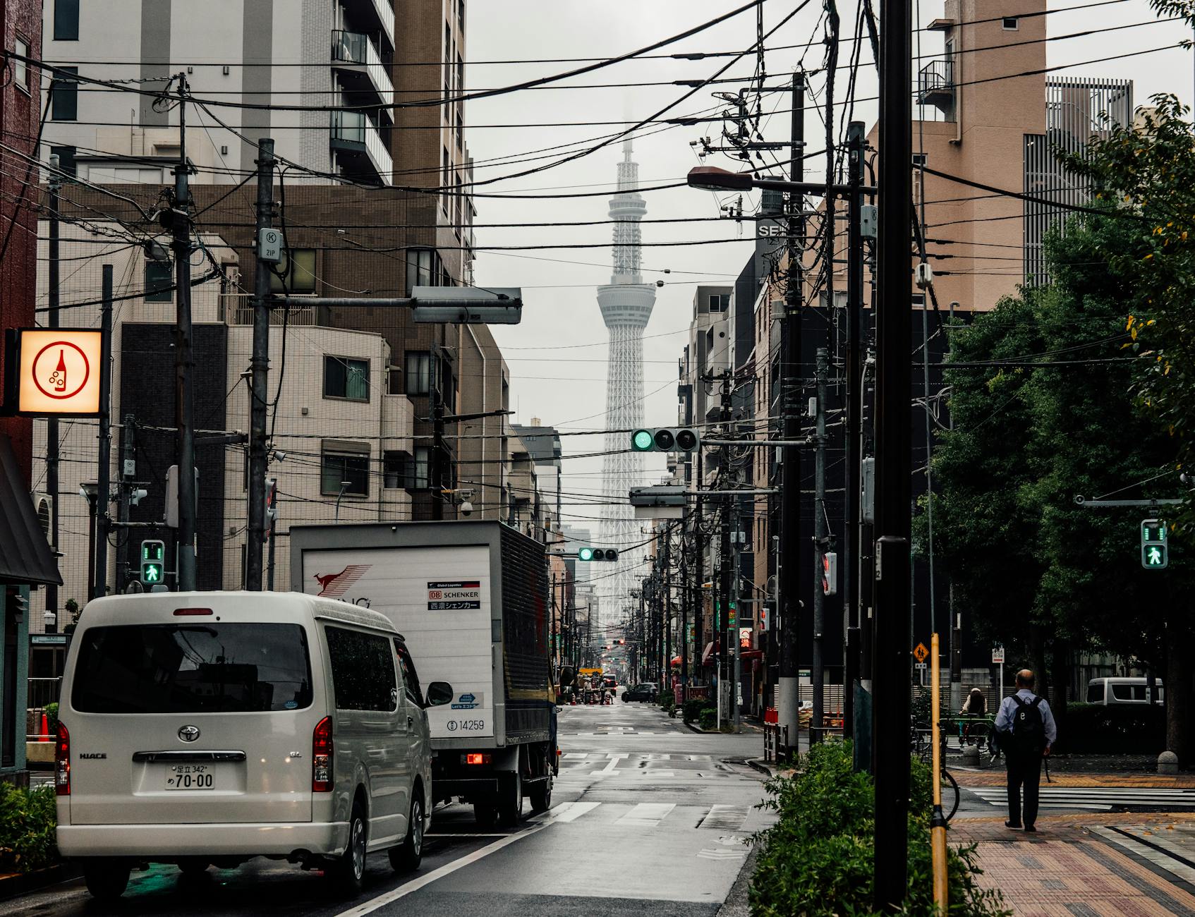Ulica Tokio z widokiem na wieżę Tokyo Skytree w pochmurny dzień