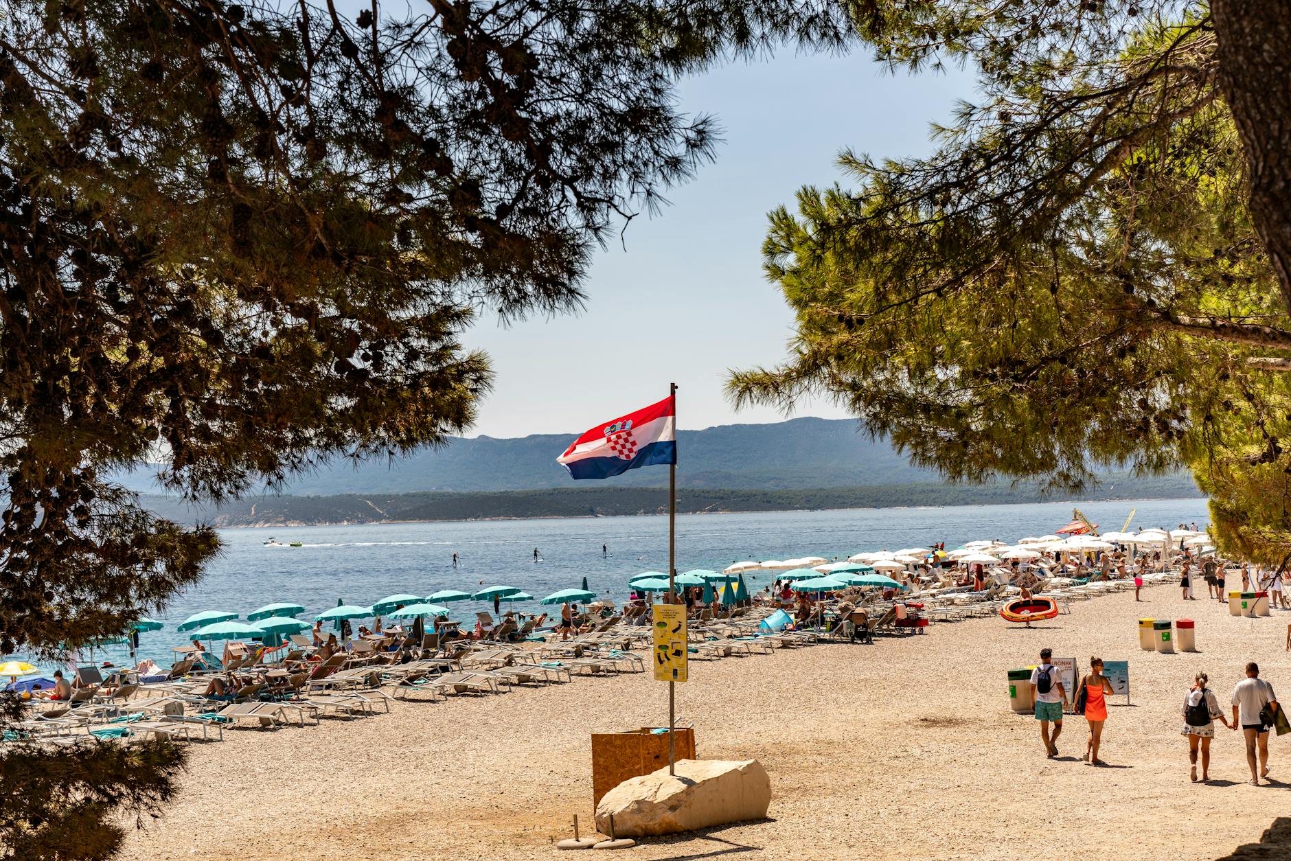 Letni tłum na plaży Zlatni Rat nad krystalicznie czystym morzem