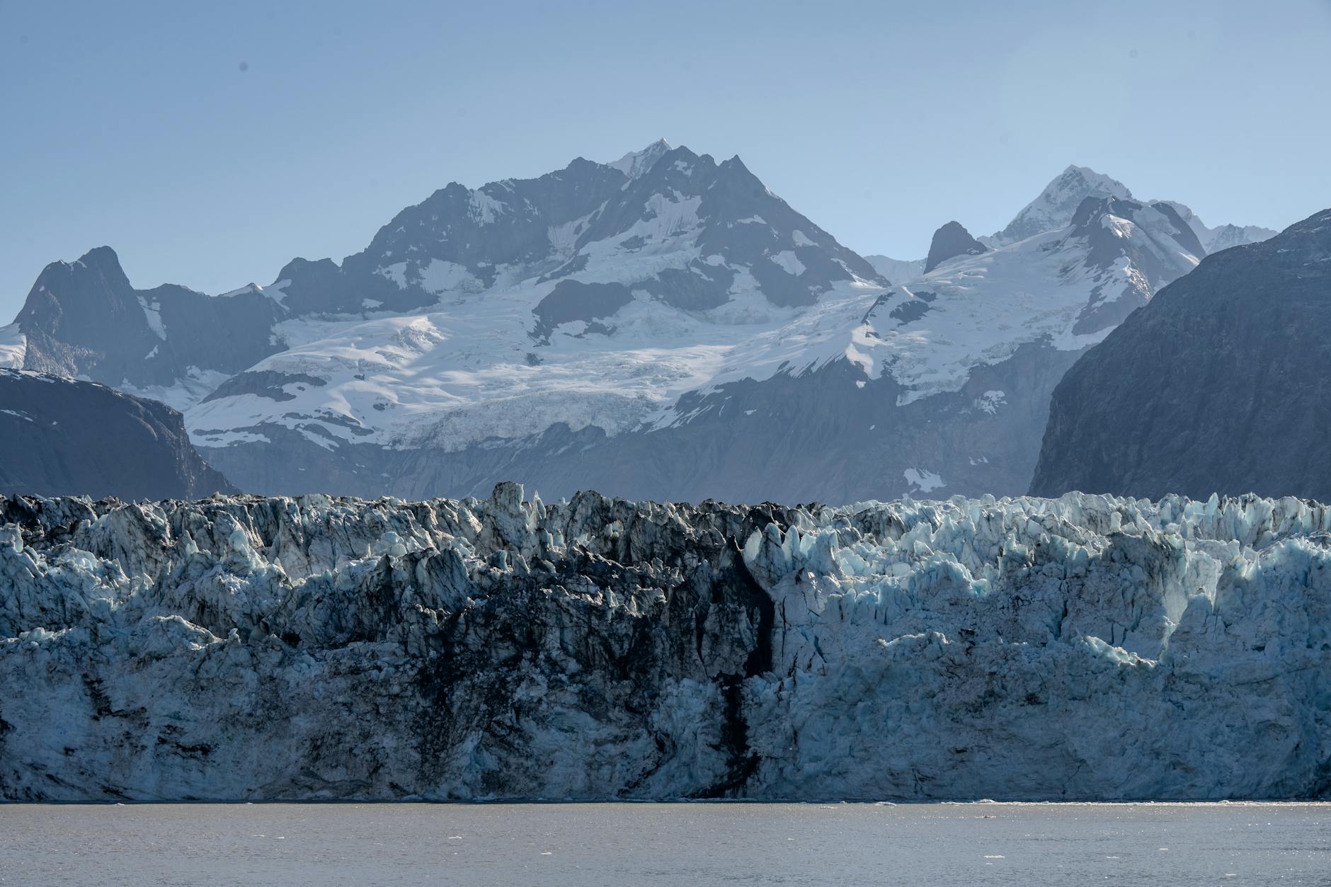Lodowiec Glacier Bay otoczony ośnieżonymi szczytami w letniej Alasce