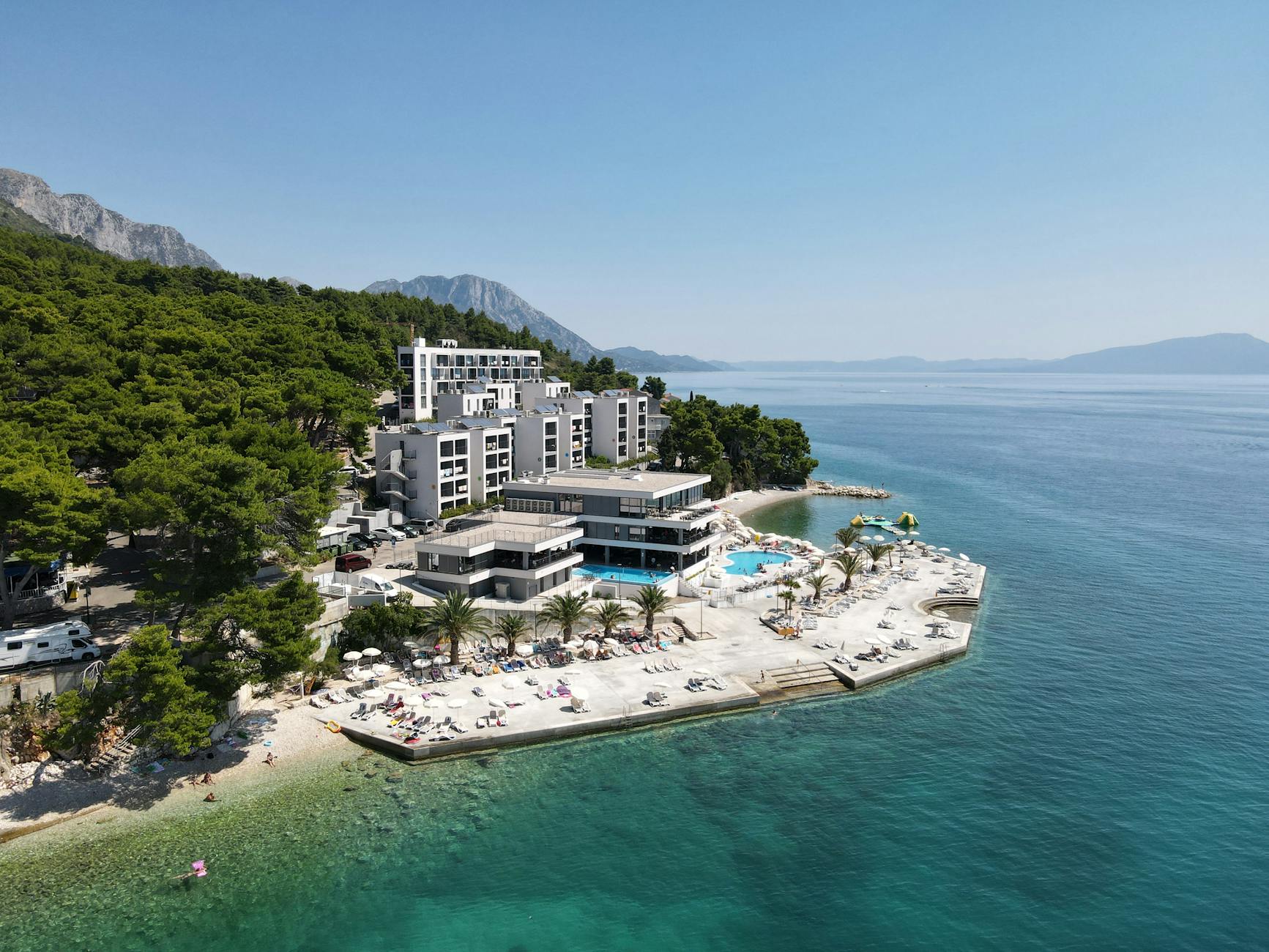 Podaca z lotu ptaka: nadmorski kurort nad turkusowym Adriatykiem