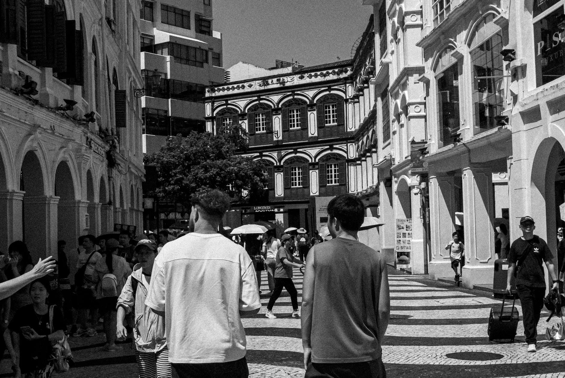 Tłoczna ulica z kolonialnymi kamienicami w centrum Makau