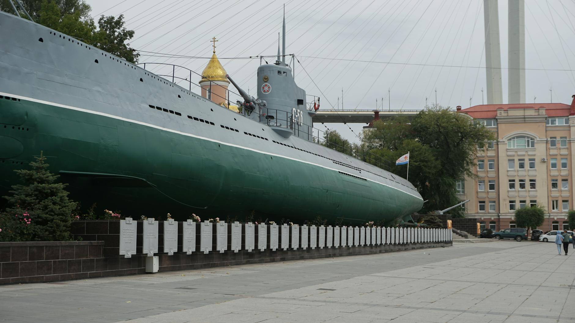 Władywostok na końcu świata: co robić, gdzie zjeść i jak poczuć klimat portowego miasta Historyczny okręt podwodny na nabrzeżu z mostem w tle w Władywostoku