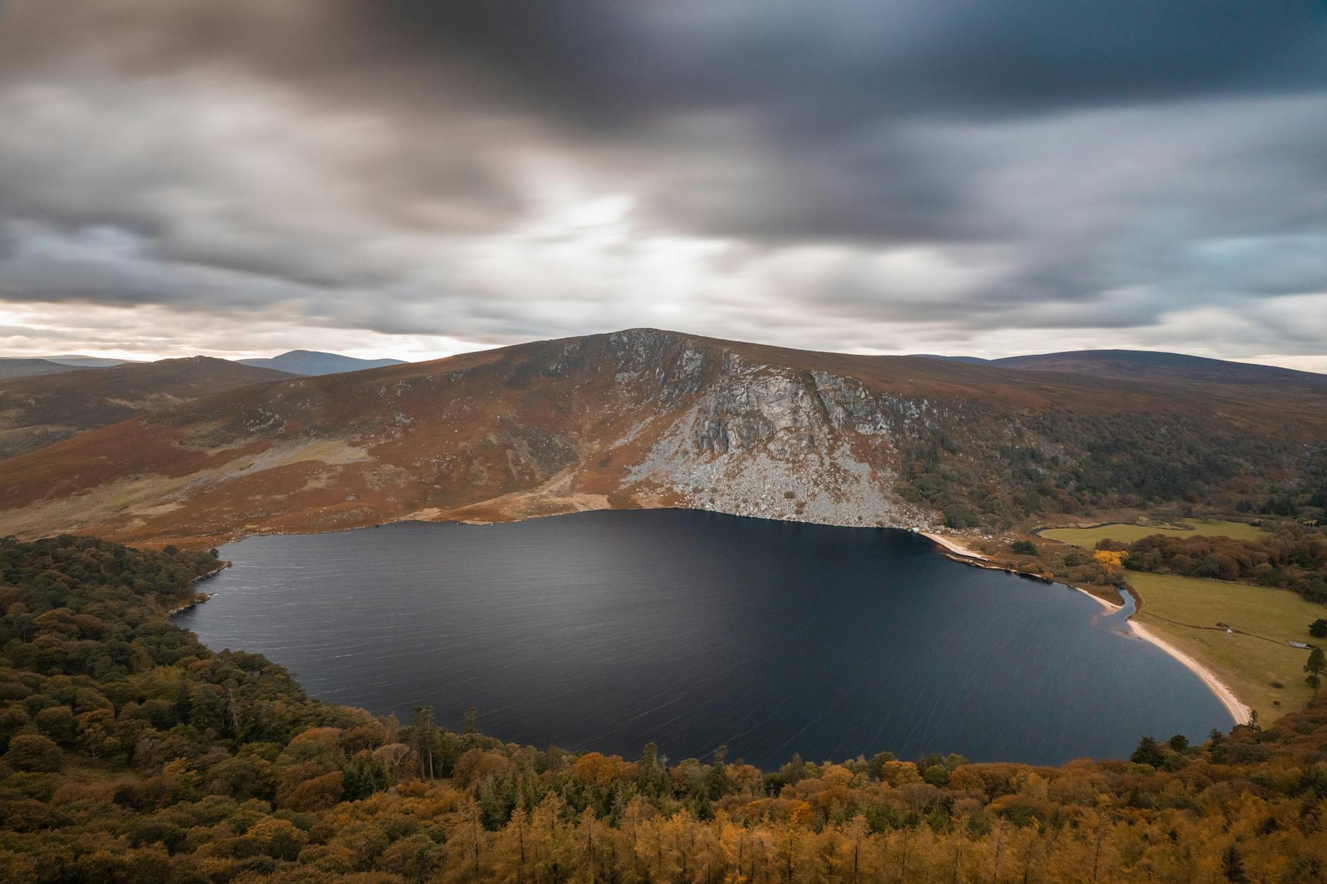 Góry Wicklow: najlepsze szlaki, punkty widokowe i jeziora blisko Dublina Jezioro Lough Tay otoczone jesiennymi wzgórzami w górach Wicklow