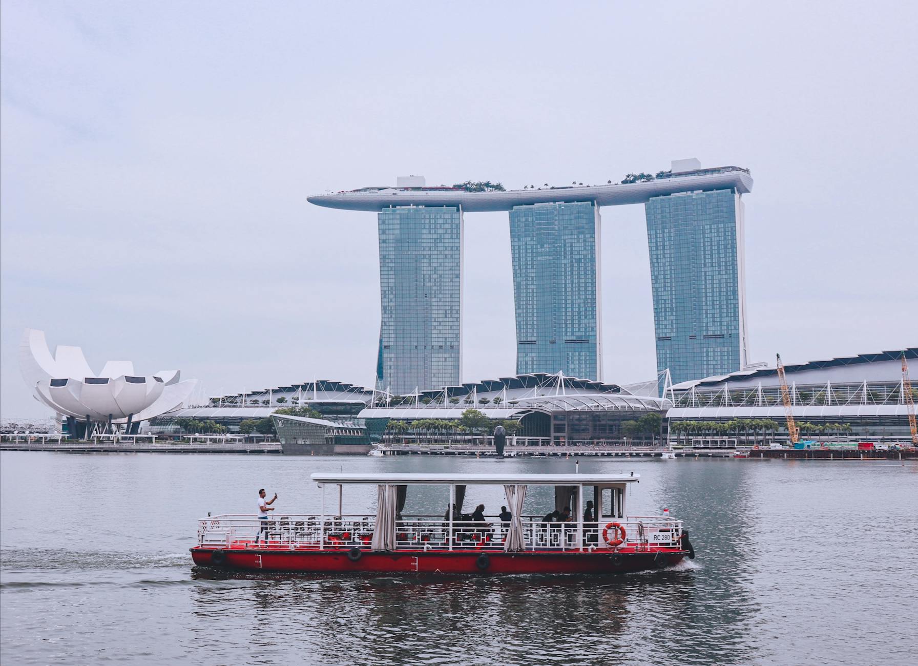 Singapur na budżecie: ile kosztuje dzień i jak oszczędzać Marina Bay Sands i tradycyjna łódź na wodach zatoki w Singapurze