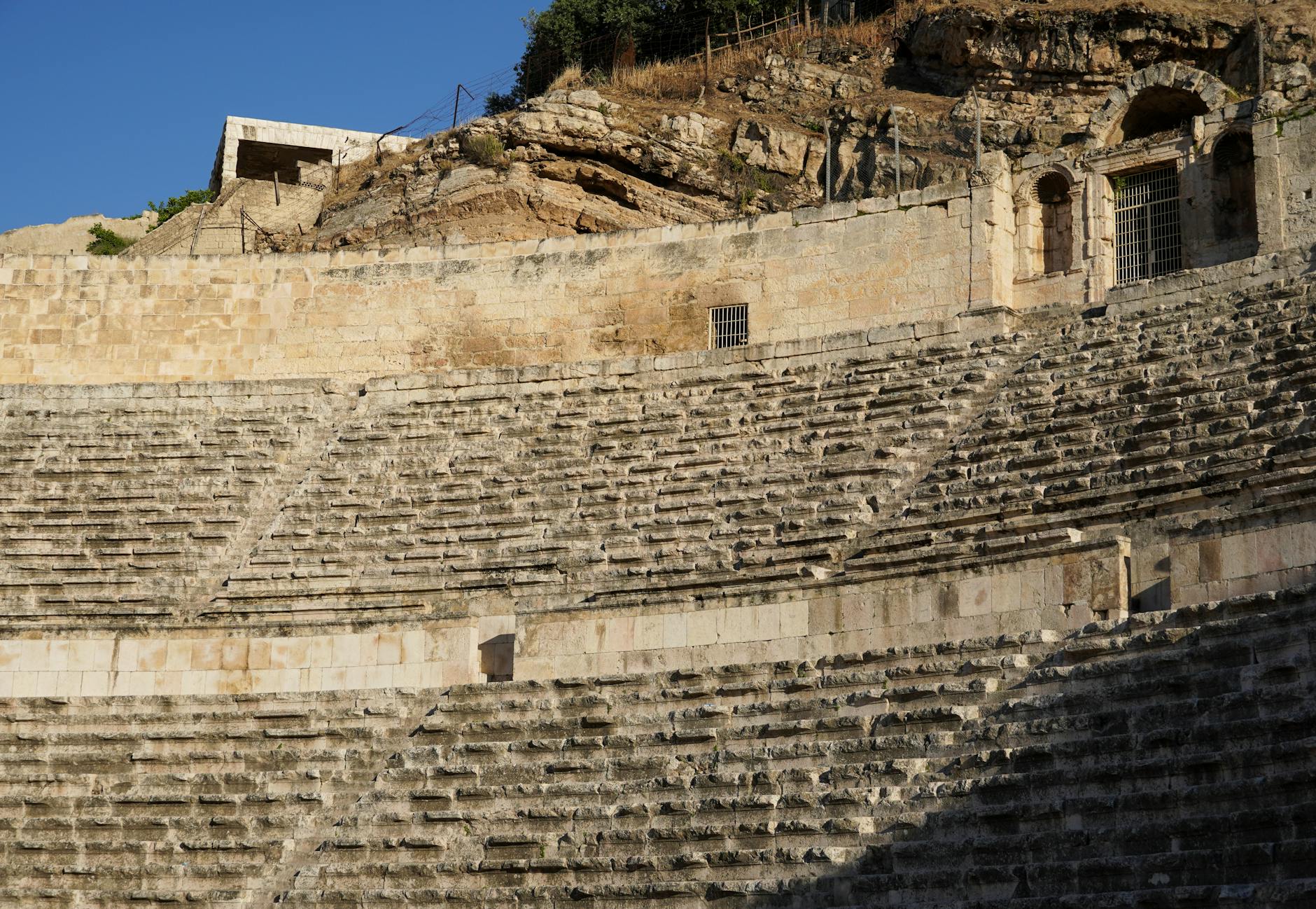 Pula: amfiteatr, rzymskie ślady i najlepsze miejsca na zachód słońca Rzymski amfiteatr w Puli z widocznymi kamiennymi trybunami