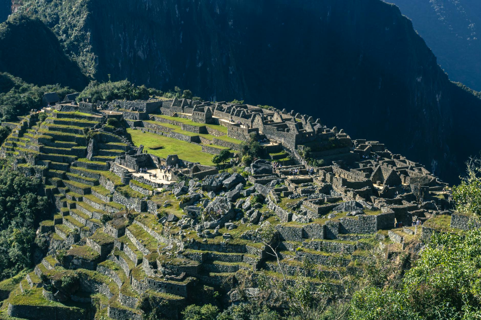 Tarasy i kamienne zabudowania Machu Picchu w peruwiańskich Andach
