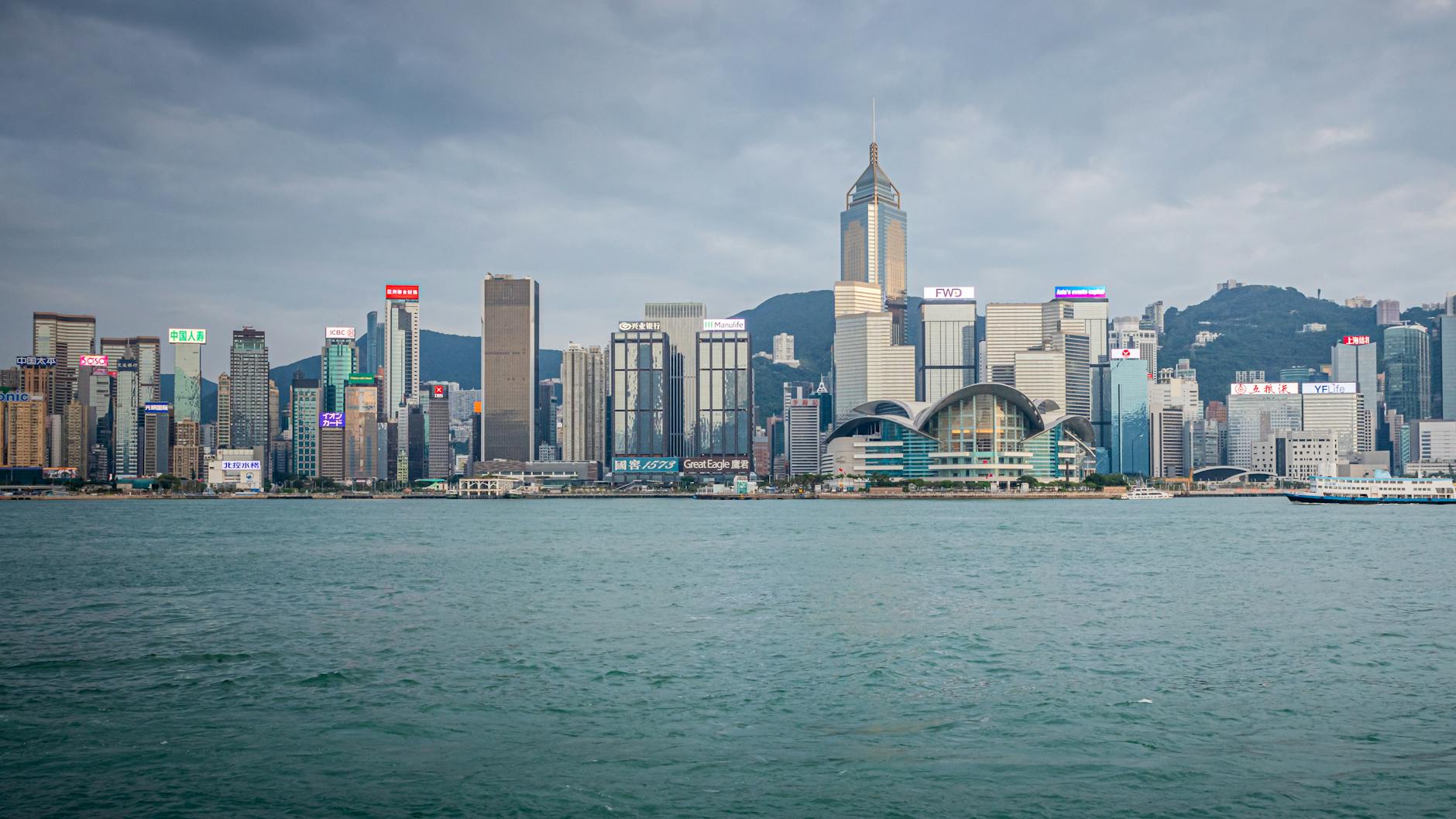 Dzienny widok panoramy Hongkongu z drapaczami chmur nad zatoką
