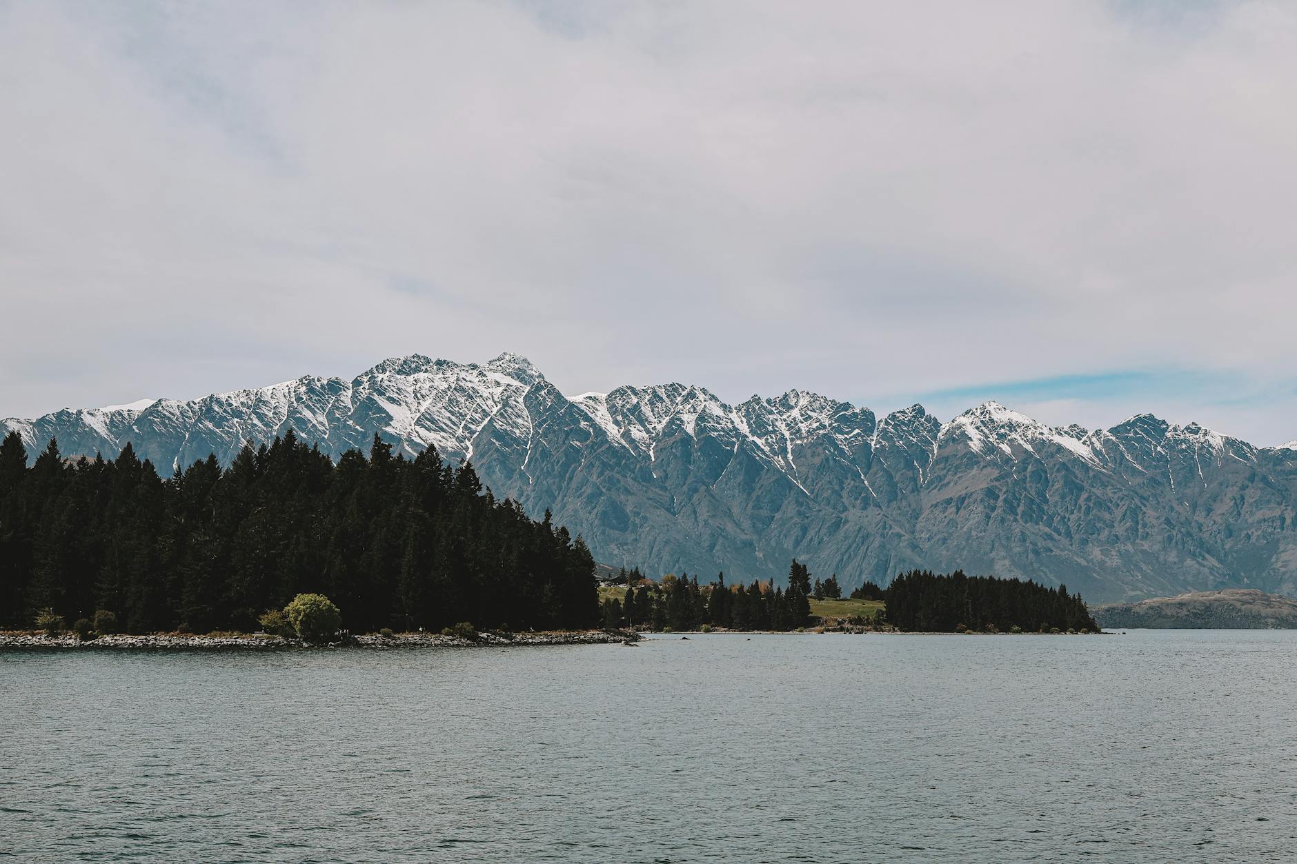 Jezioro Wakatipu i pasmo Remarkables w Queenstown w Nowej Zelandii