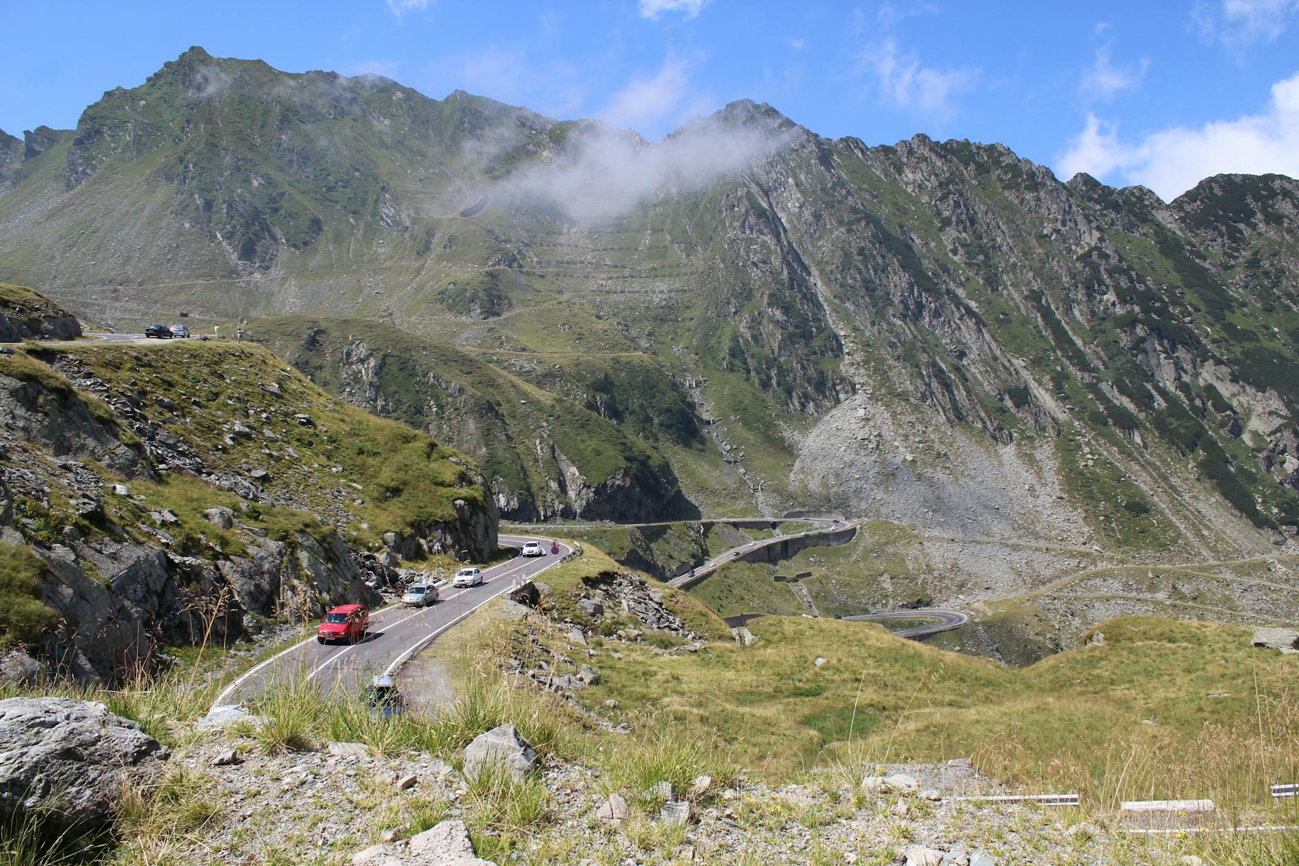 Transfogaraska: kiedy jechać i co zobaczyć po drodze Kręta szosa Transfogaraska wśród górskich szczytów Karpat w Rumunii