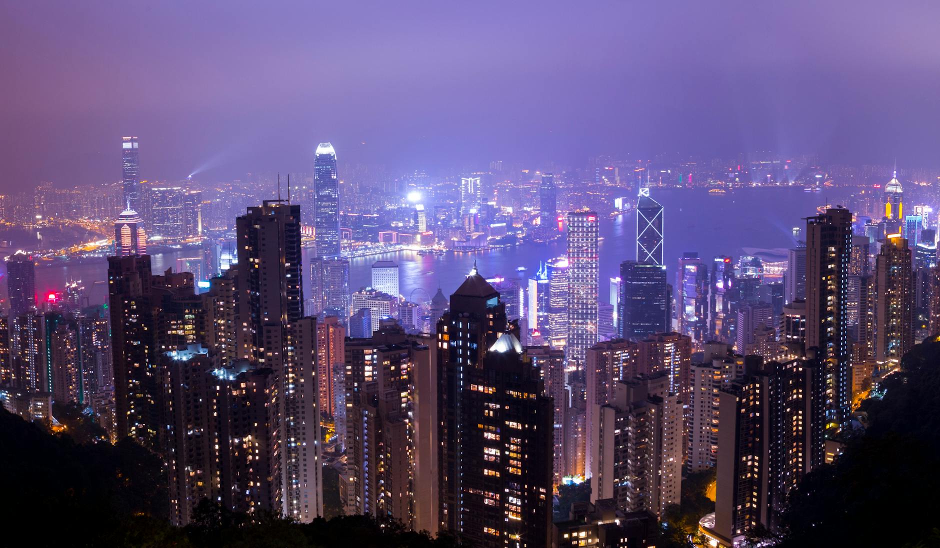 Nocna panorama Hongkongu z oświetlonymi drapaczami chmur