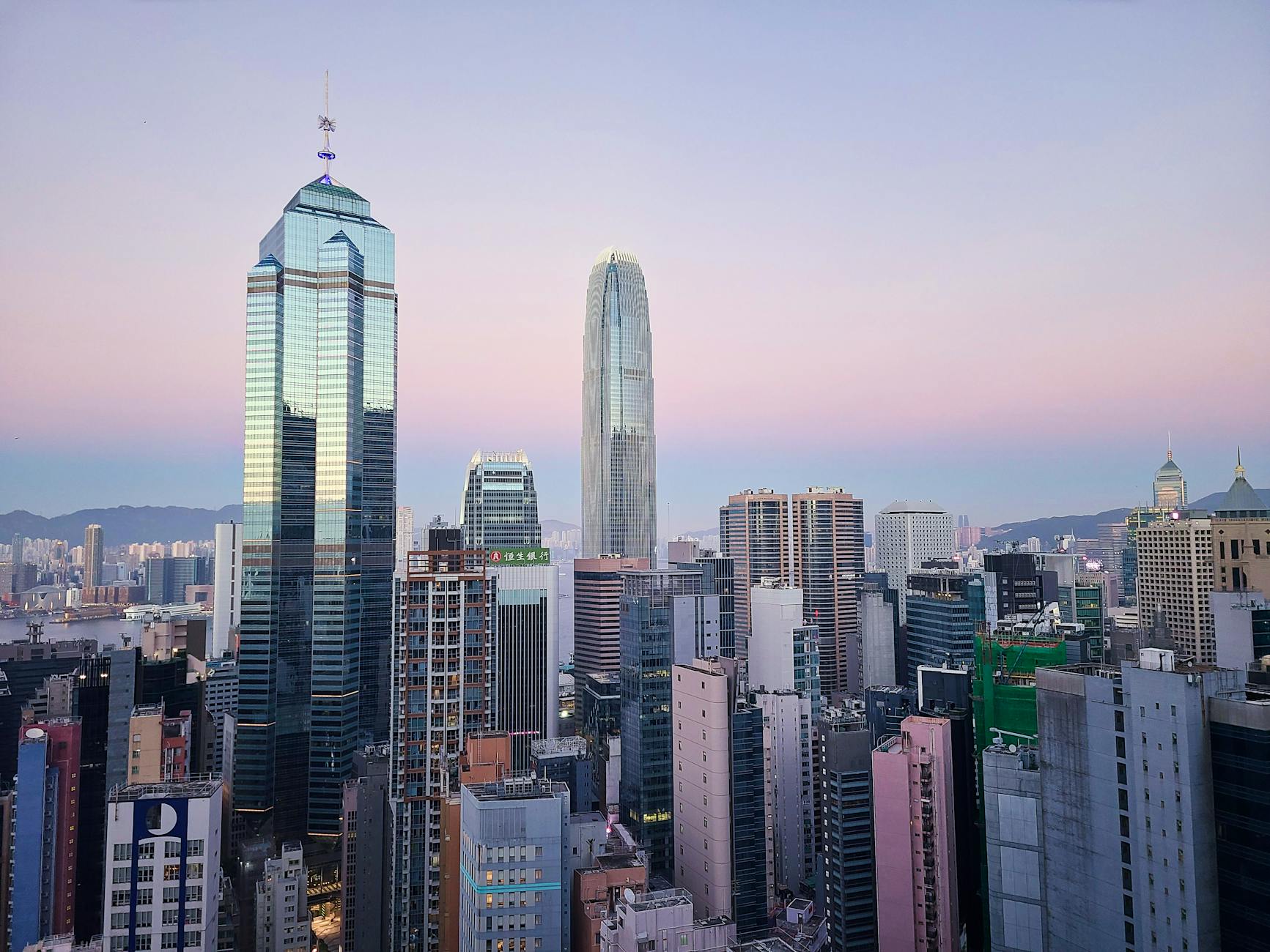 Najlepsze widoki na panoramę Hongkongu: tarasy, szczyty i darmowe punkty Panorama wieżowców Hongkongu o zmierzchu z podświetlonym skyline