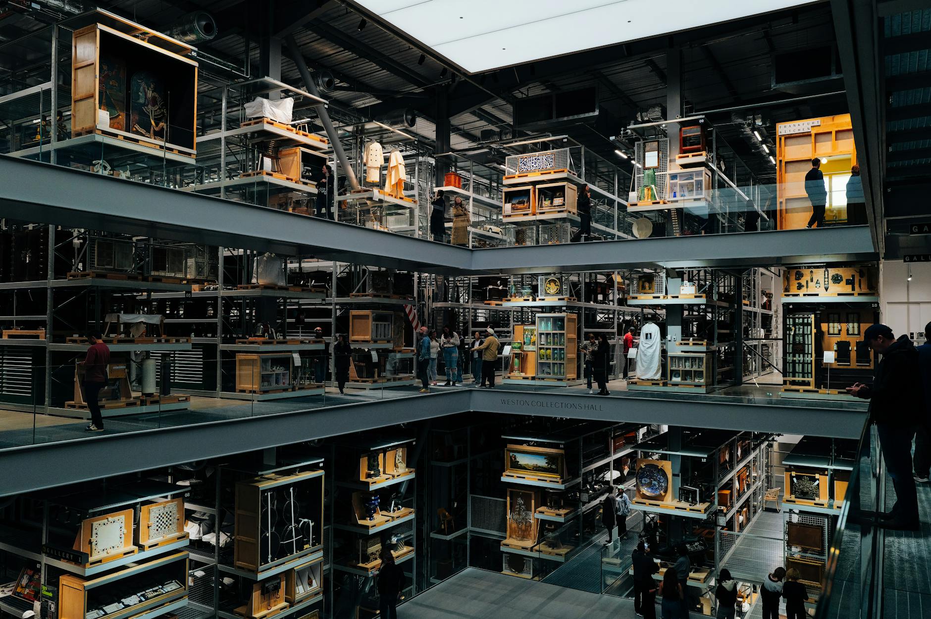 Zwiedzający w nowoczesnym, wielopoziomowym muzeum sztuki w Finlandii