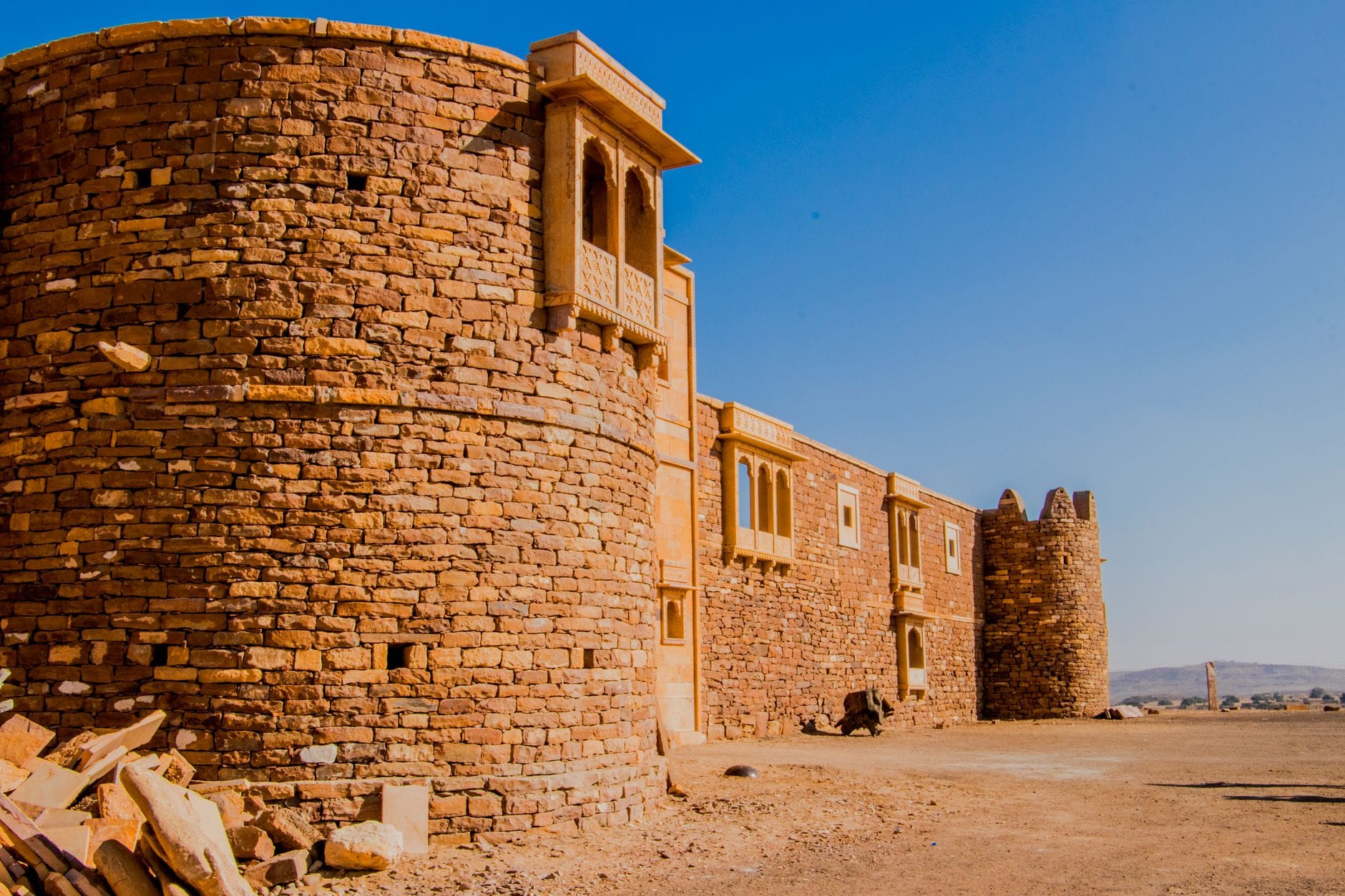 Starożytny fort Khaba na pustynnym wzgórzu w okolicach Jaisalmer