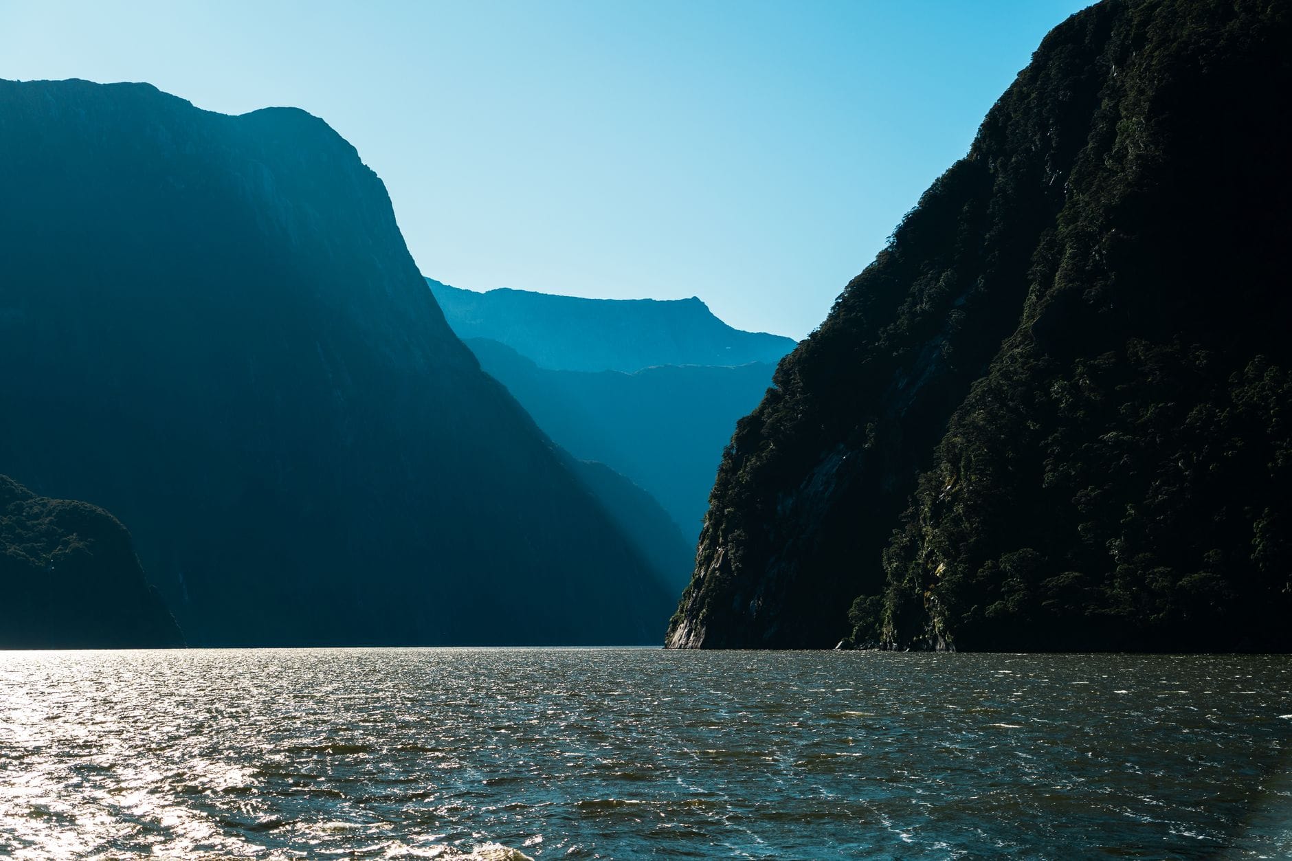 Spokojny widok fiordu Milford Sound z górami w tle w słoneczny dzień
